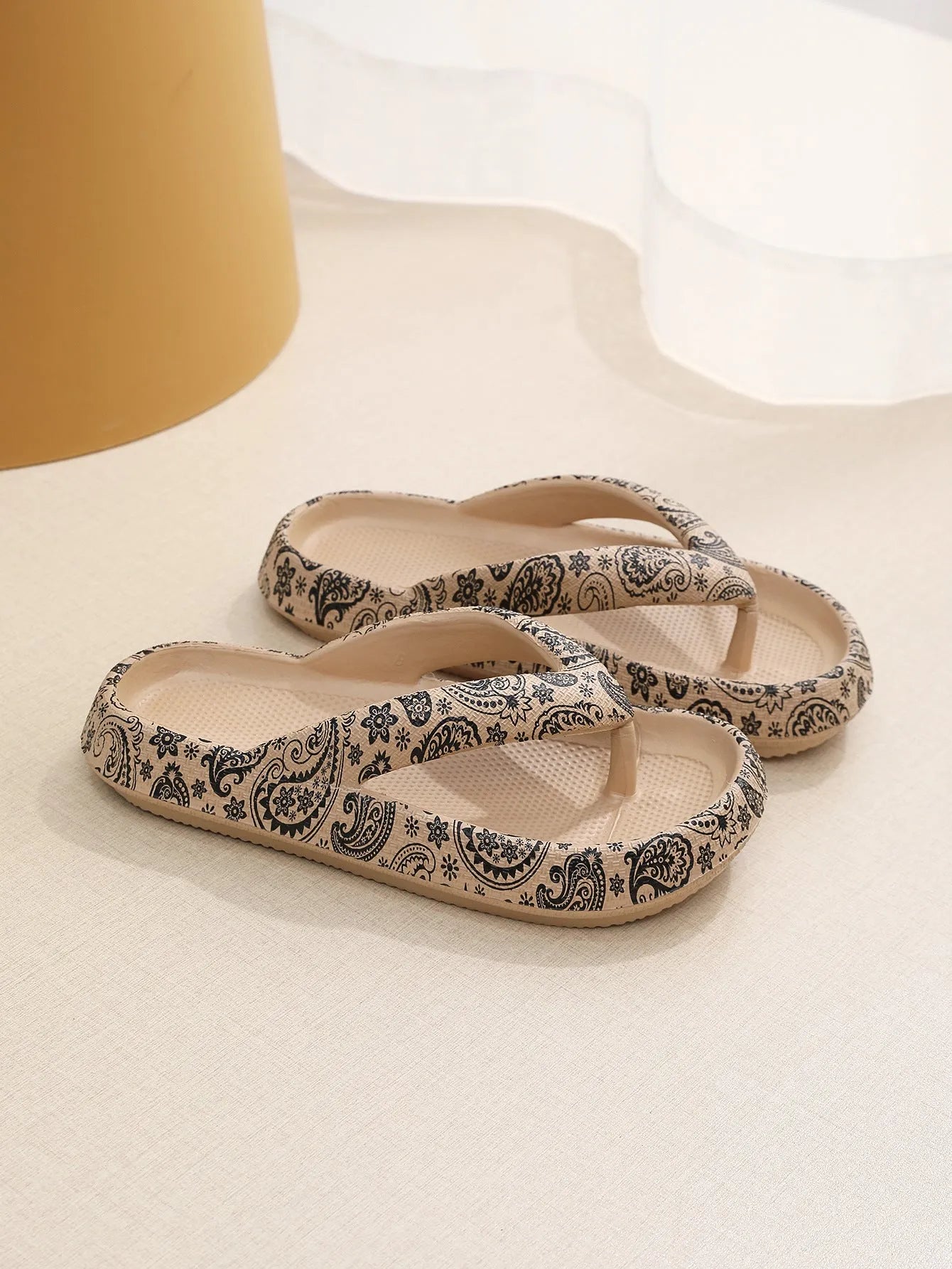 Women's thick-soled EVA flip-flops in various colours with herringbone toe holder