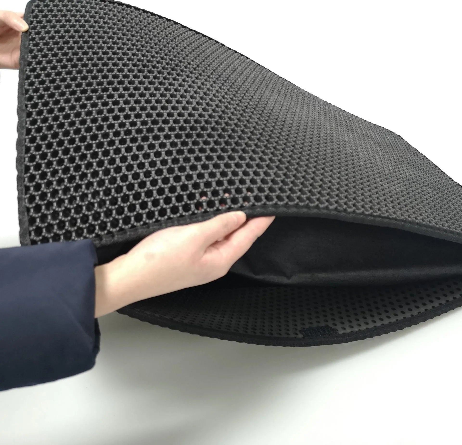 Double-layer EVA cat litter mat in black with honeycomb texture, 1.5cm thick, placed under a litter tray