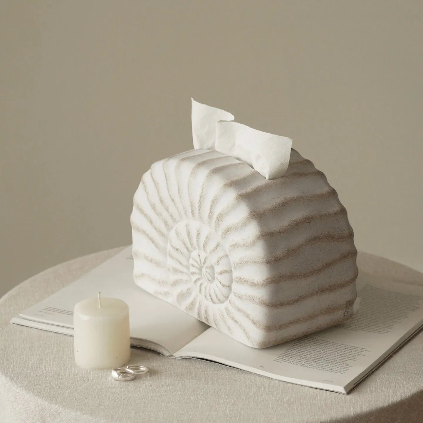 Conch ramble patterned resin tissue box with modern design