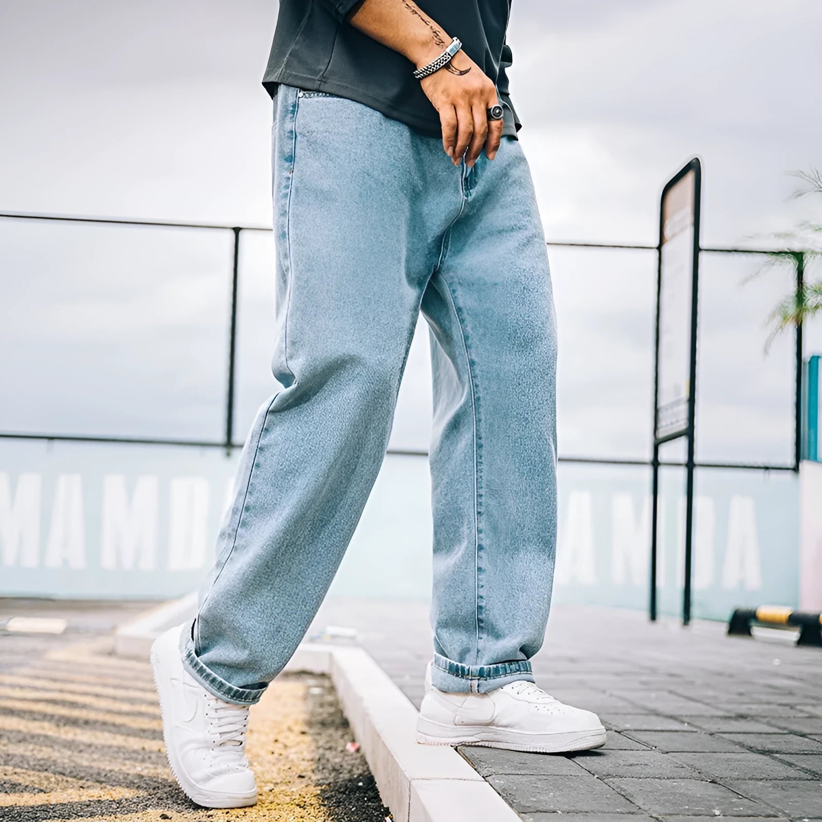 Men's loose straight casual jeans in dark blue with mid-waist fit and zipper fly