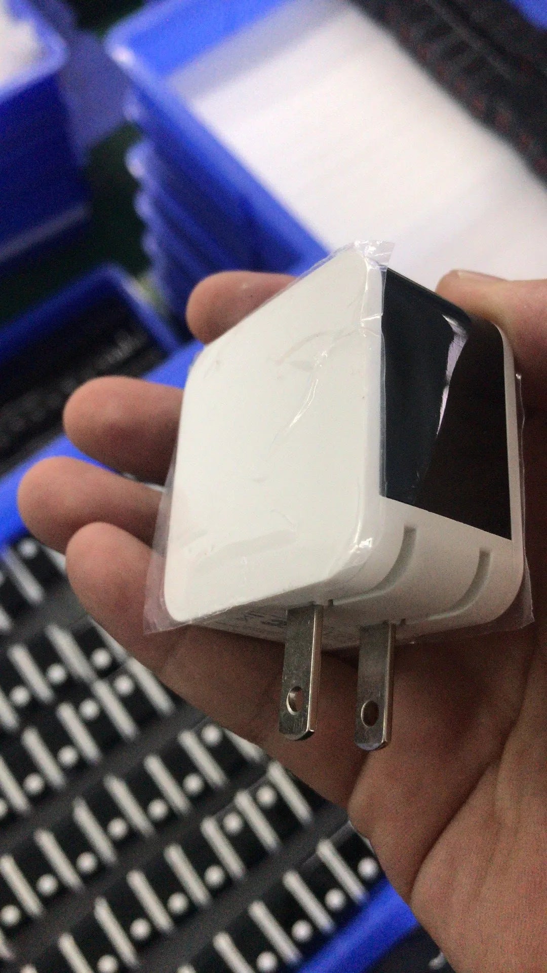5V2.4A dual USB travel charger with digital display in black/white/red with UK/US/EU plug options