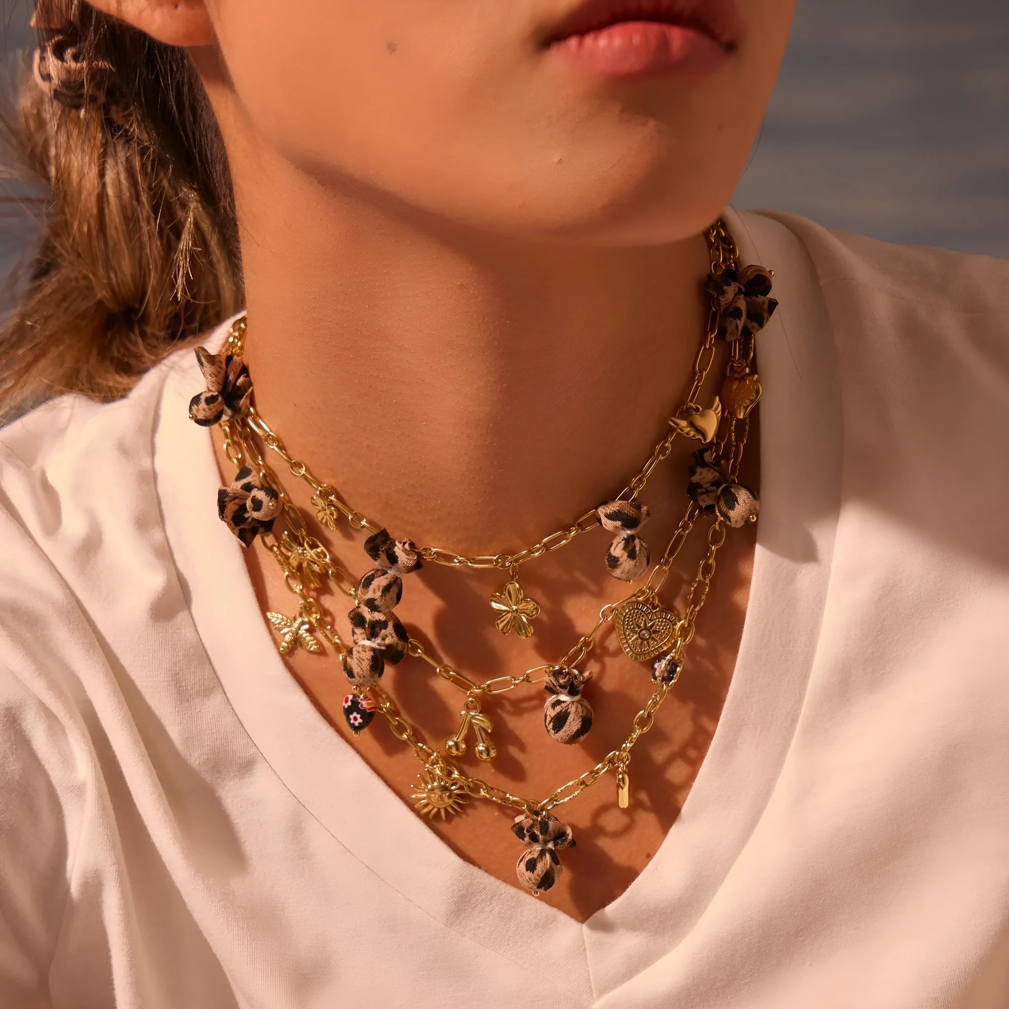 Women's stainless steel necklace with leopard pendant, heart and flower details, adjustable 41-50cm length