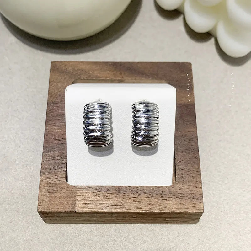 Gold-finished brass C-shaped earrings with exaggerated curve, 2 cm diameter, Style1 option