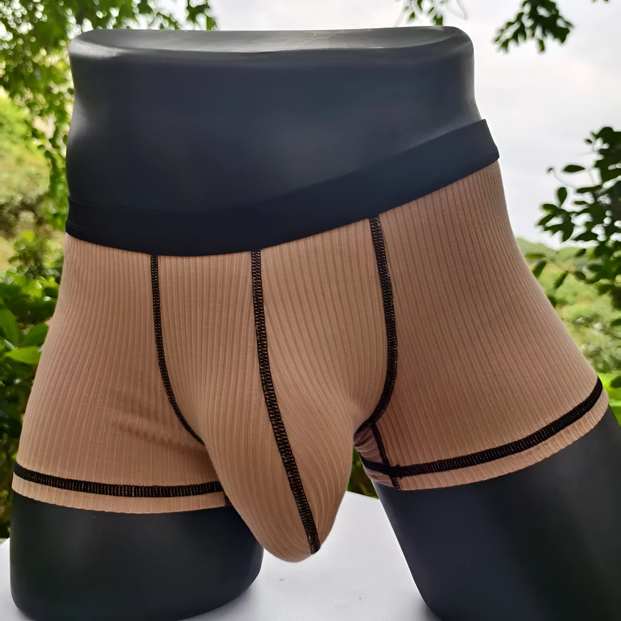 Men's solid colour boxers in breathable fibre fabric on a size chart showing L to 3XL weight ranges.