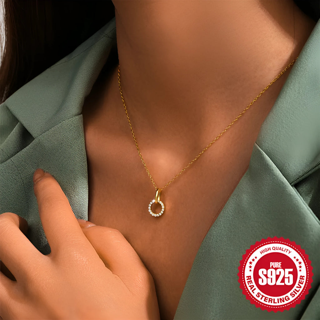 Gold-coloured S925 sterling silver women's clavicle chain with interlocking geometric pattern and zircon details.