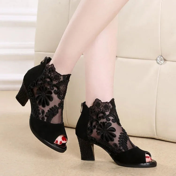 Women's black lace-up gladiator sandals with square heels and zip fastening