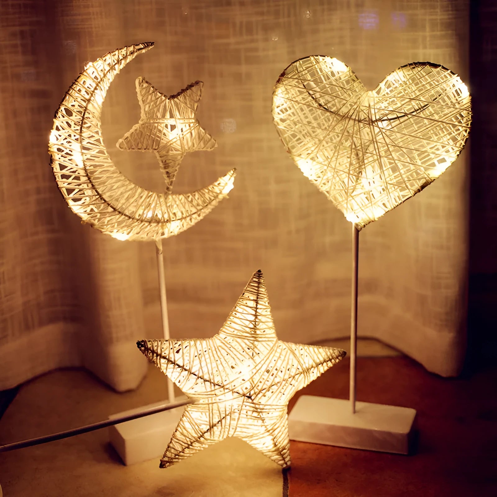 Rattan star-shaped LED lamp with copper wire frame measuring 23x40cm