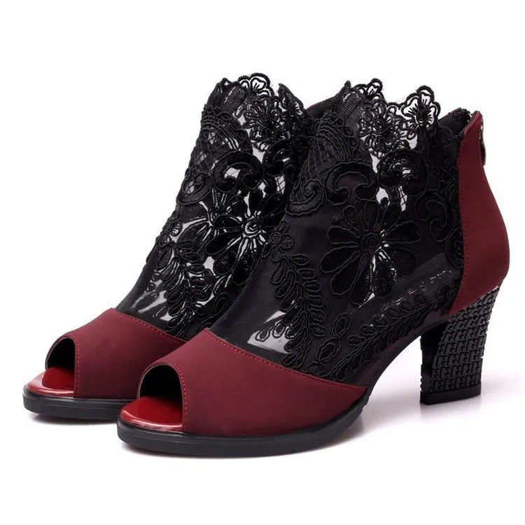 Women's black lace-up gladiator sandals with square heels and zip fastening