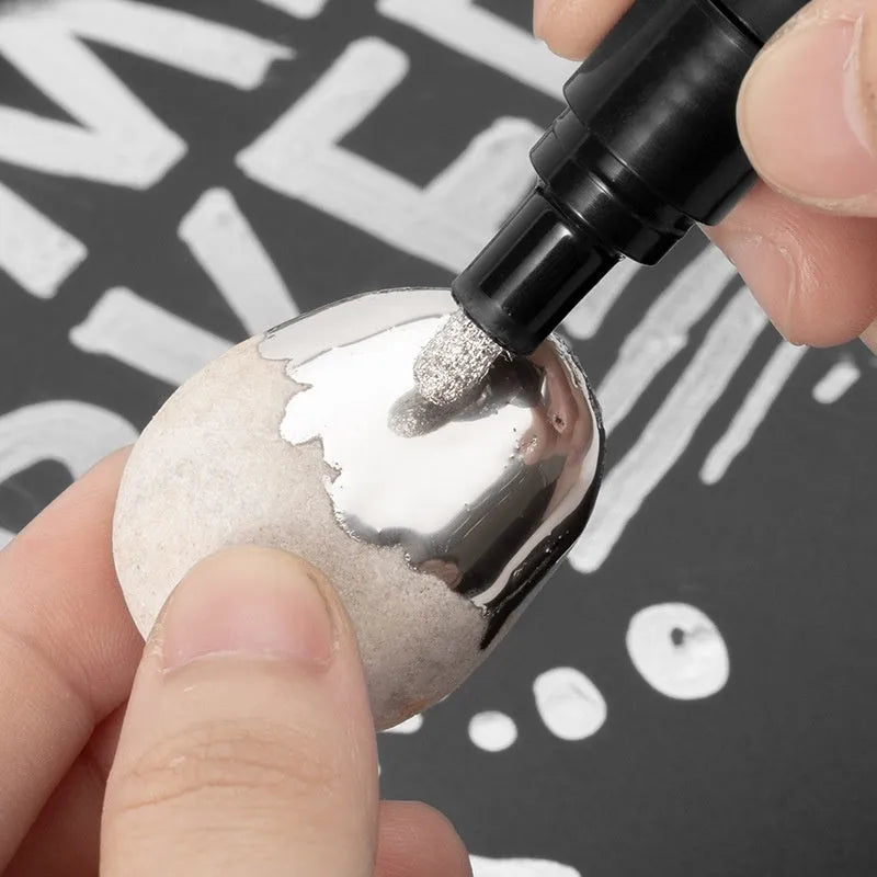 Waterproof mirror marker pen with choice of 1mm or 2mm nib on a plastic body.