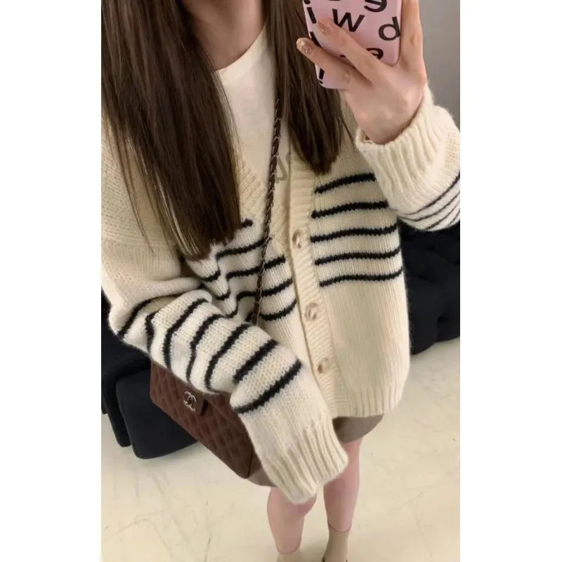 Women's button-front cardigan with 3D pattern and collar button detailing