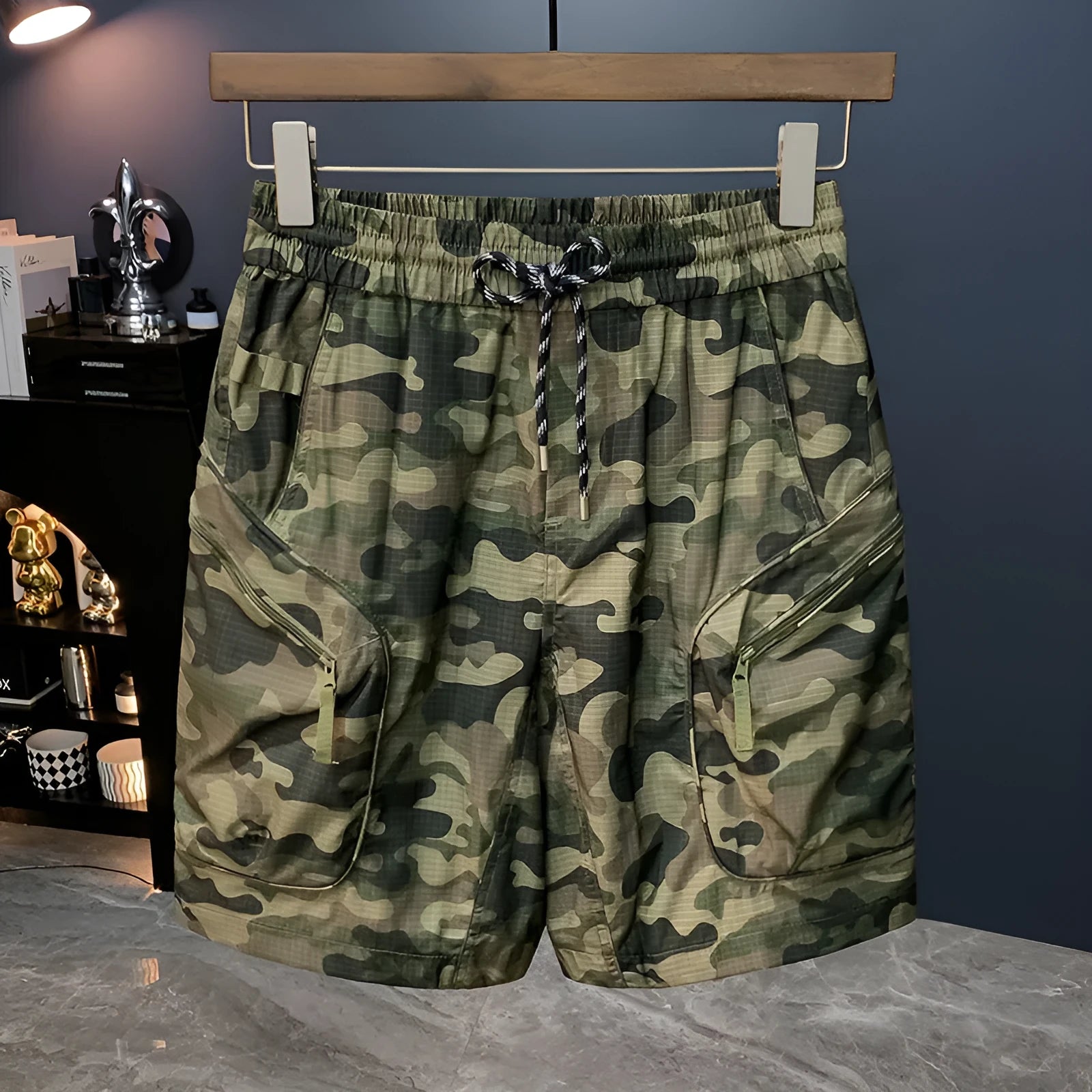 Men's camouflage cargo shorts in cotton blend fabric with loose fit and quick-drying properties