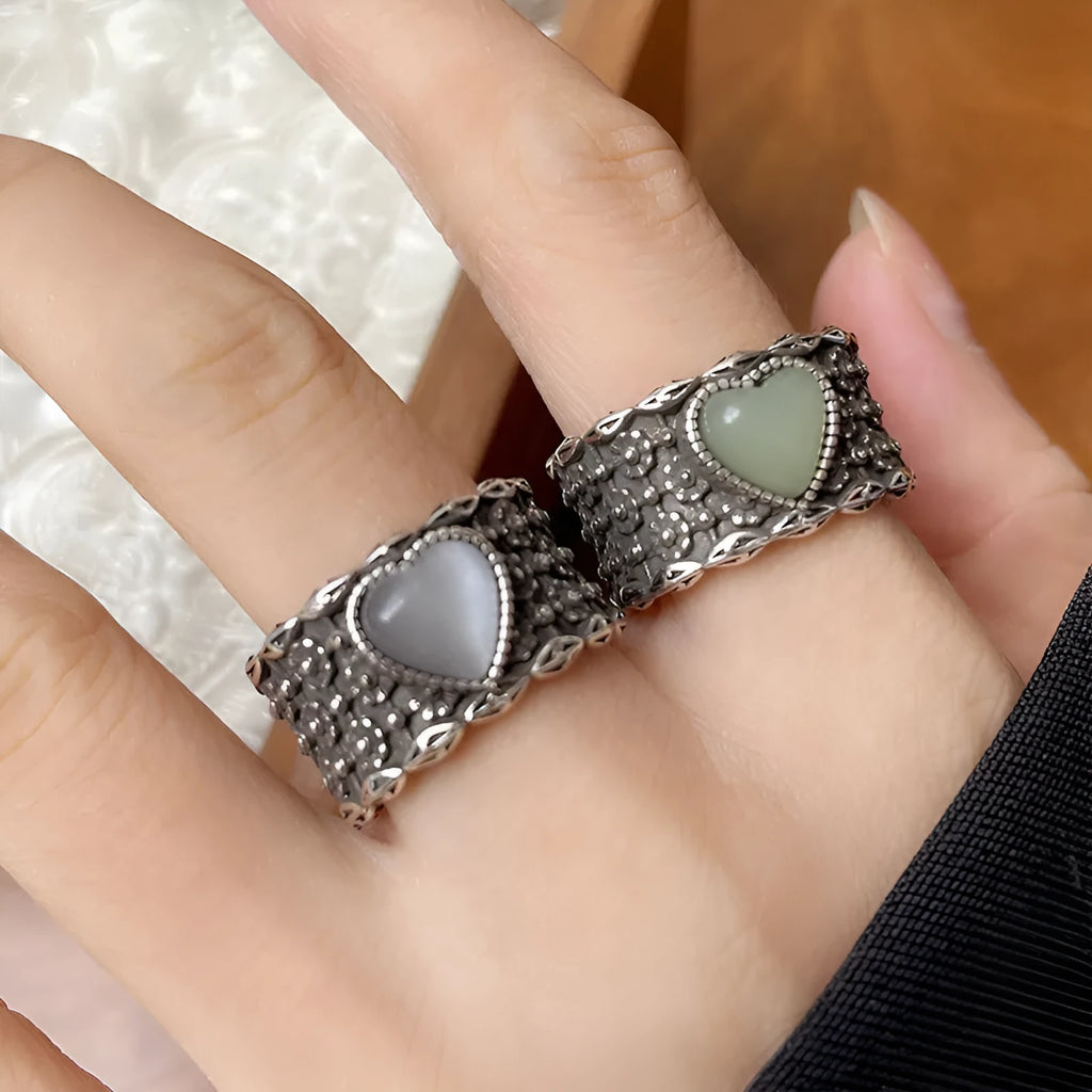 Retro wide-faced adjustable heart-shaped ring in white copper plated silver