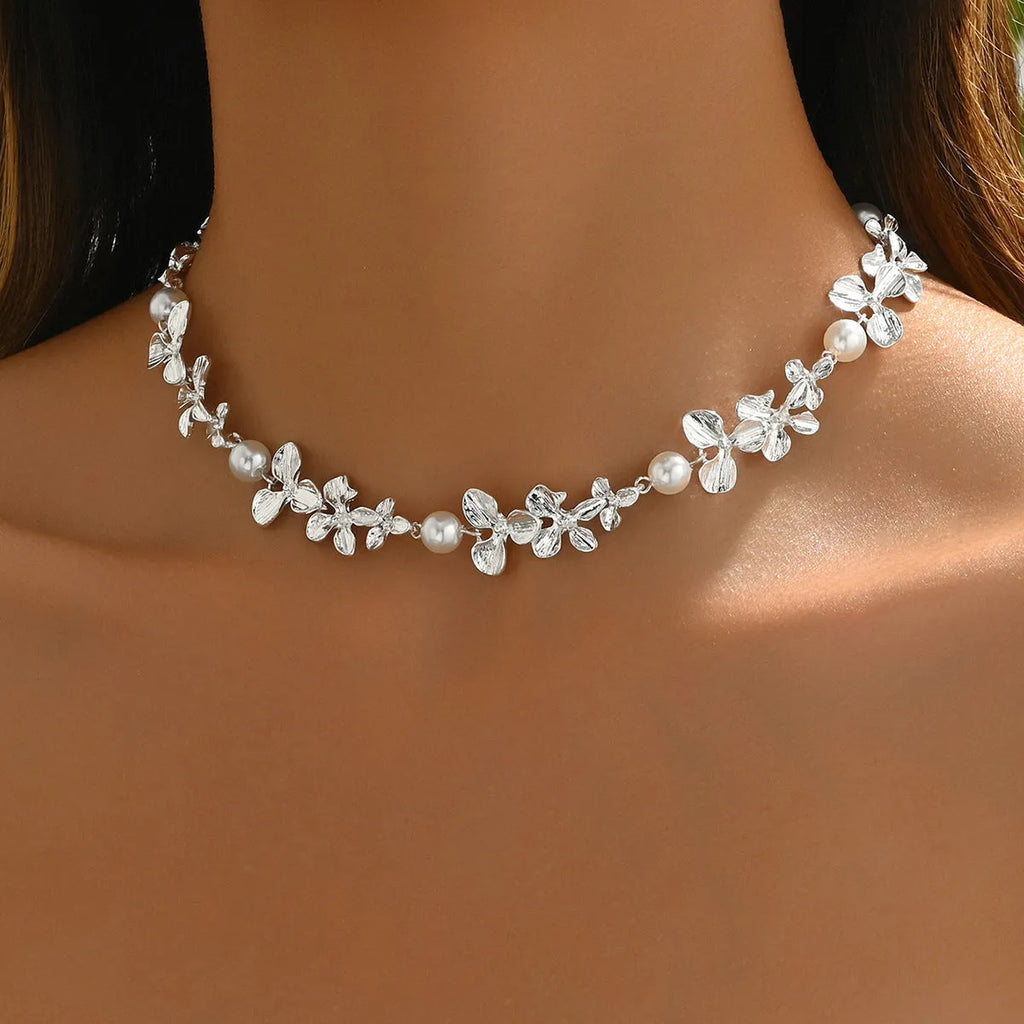Bright silver flower pearl curved needle necklace on alloy clavicle chain, geometric pendant, vacation style
