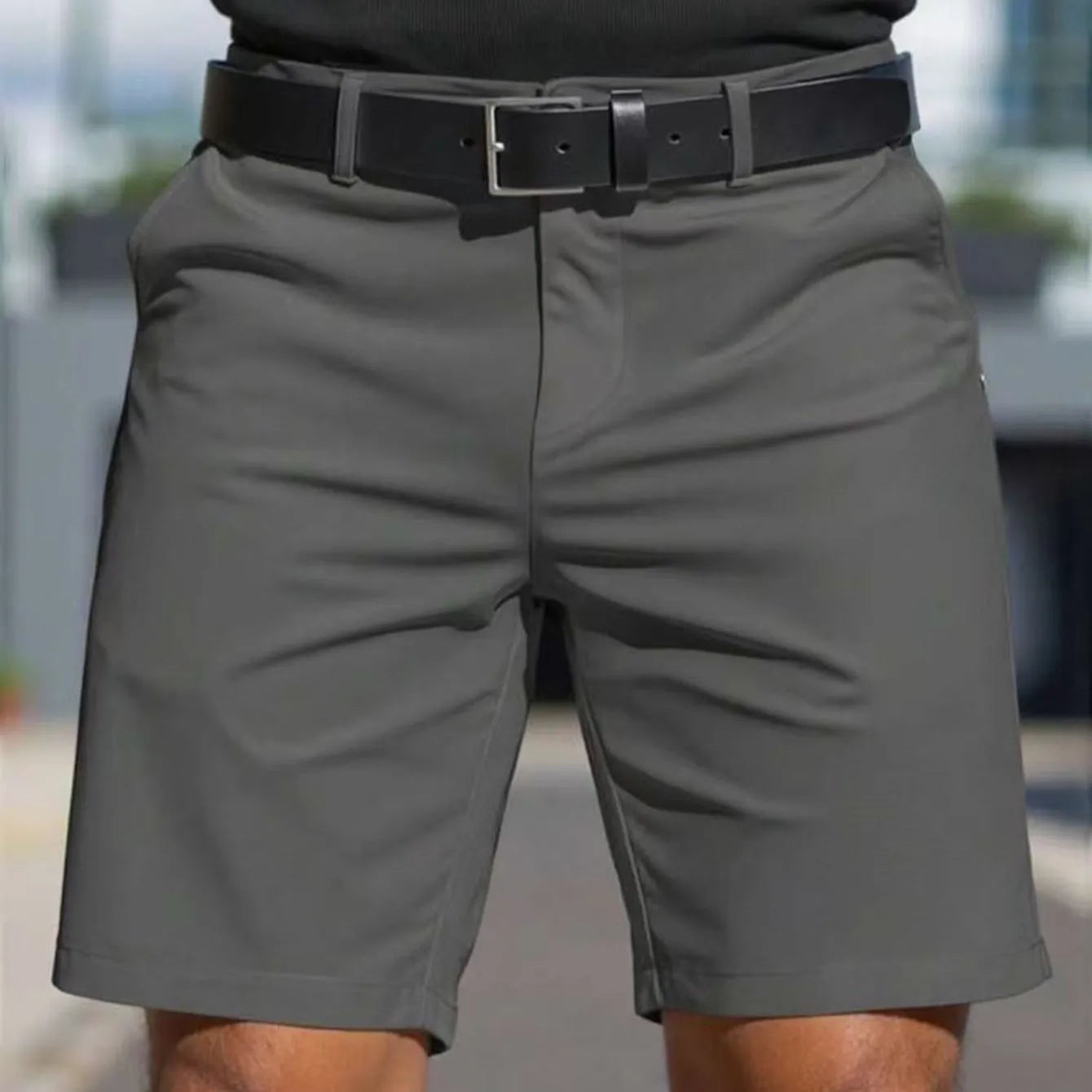 Men's solid colour fifth pants shorts with straight leg design in polyester fabric