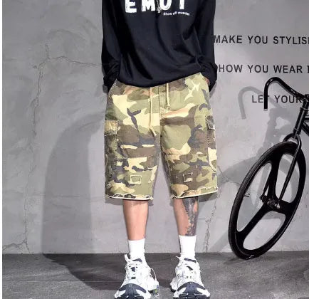 Retro American style camouflage workwear shorts in loose fit cropped design