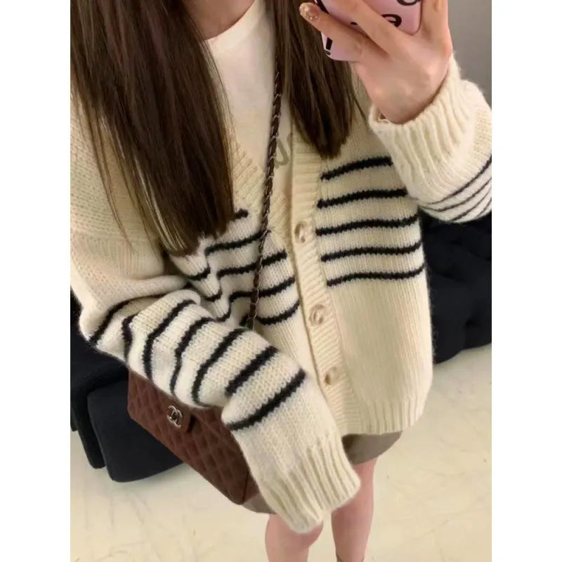 Women's button-front cardigan with 3D pattern and collar button detailing