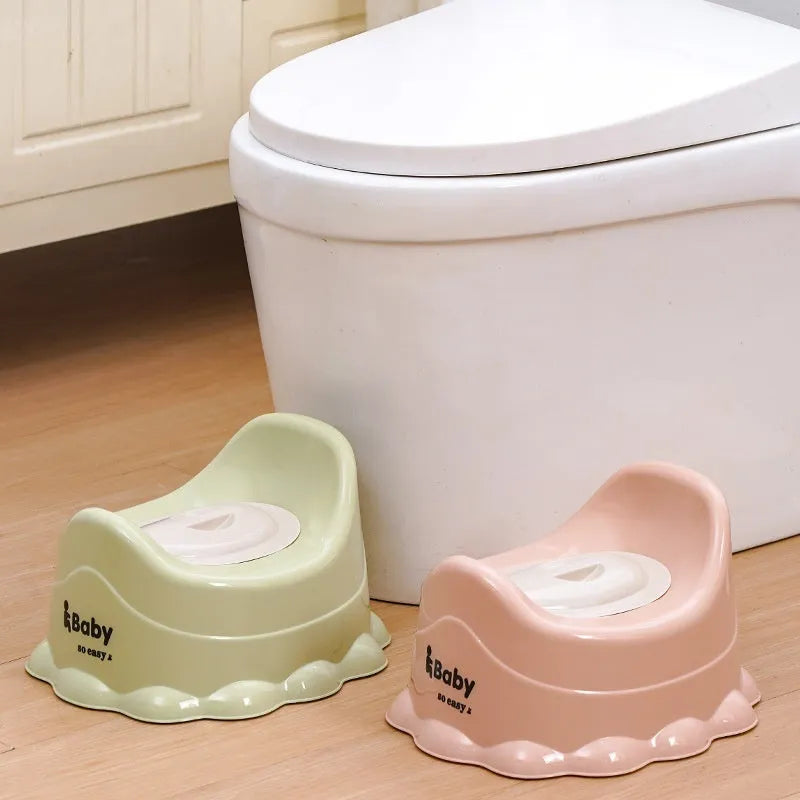 Children's small portable thickened toilet in green with lid, made of PP plastic, front view