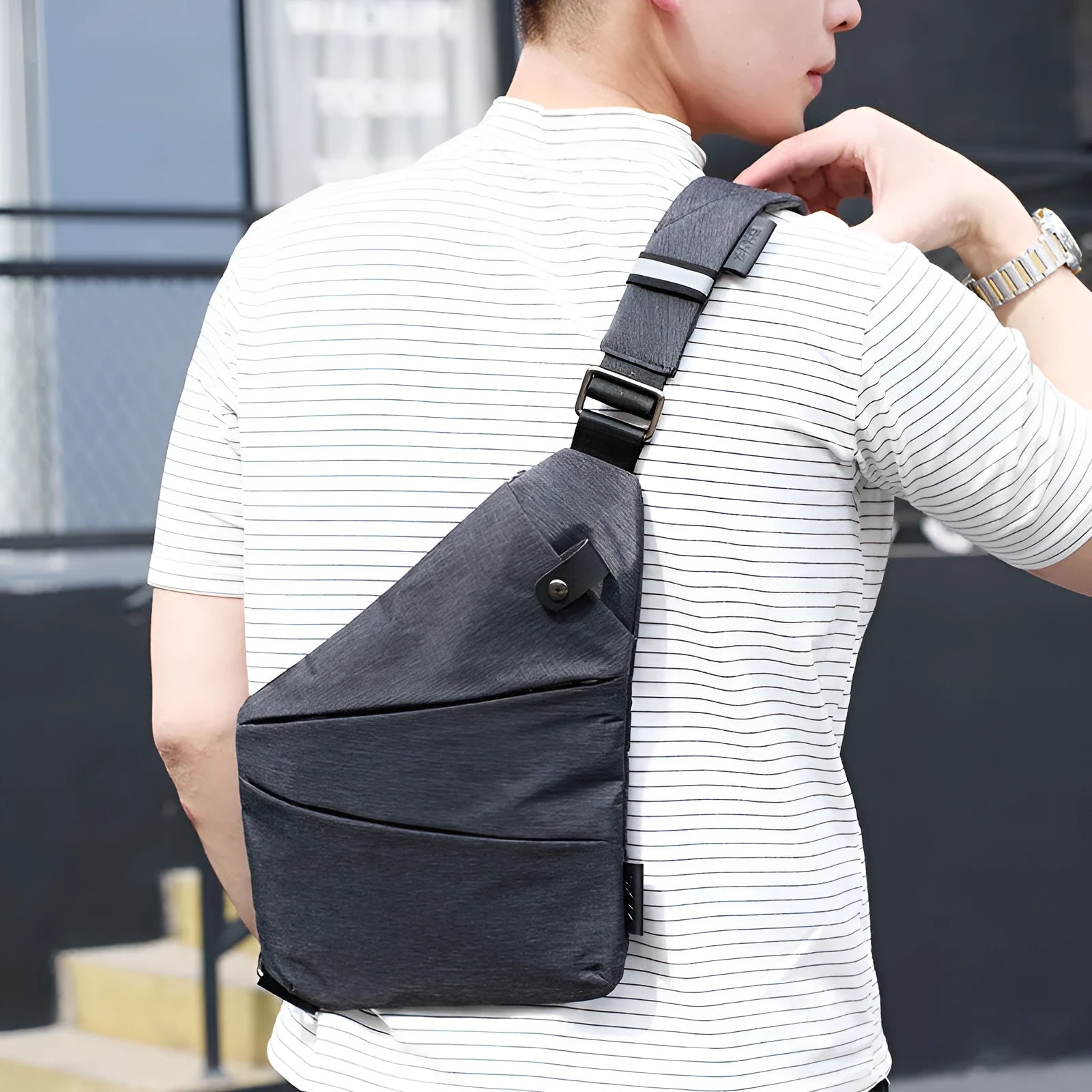 Anti-theft crossbody bag for men in black Oxford cloth with zipper closure
