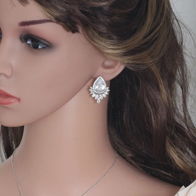Blue, red, and white formal jewellery chain set with necklace and earrings for bridal banquets.