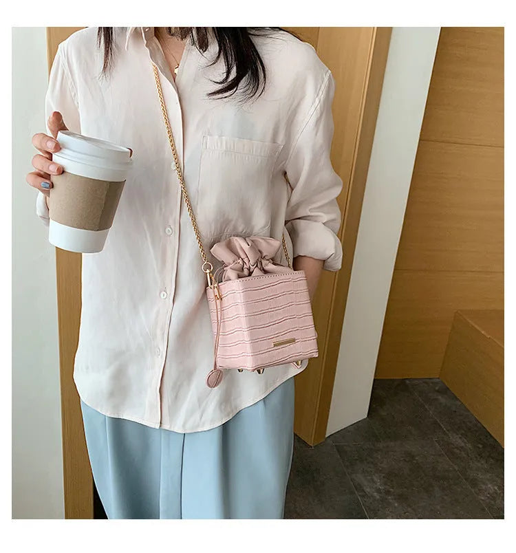 Small women's one shoulder messenger bag with fashion chain in bucket shape design