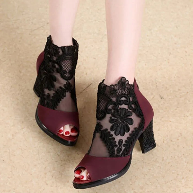 Women's black lace-up gladiator sandals with square heels and zip fastening