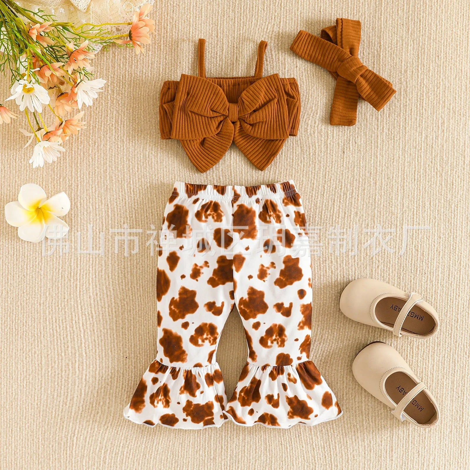 Girls' summer cotton bow suspenders short top and trousers suit set in beige with flower pattern