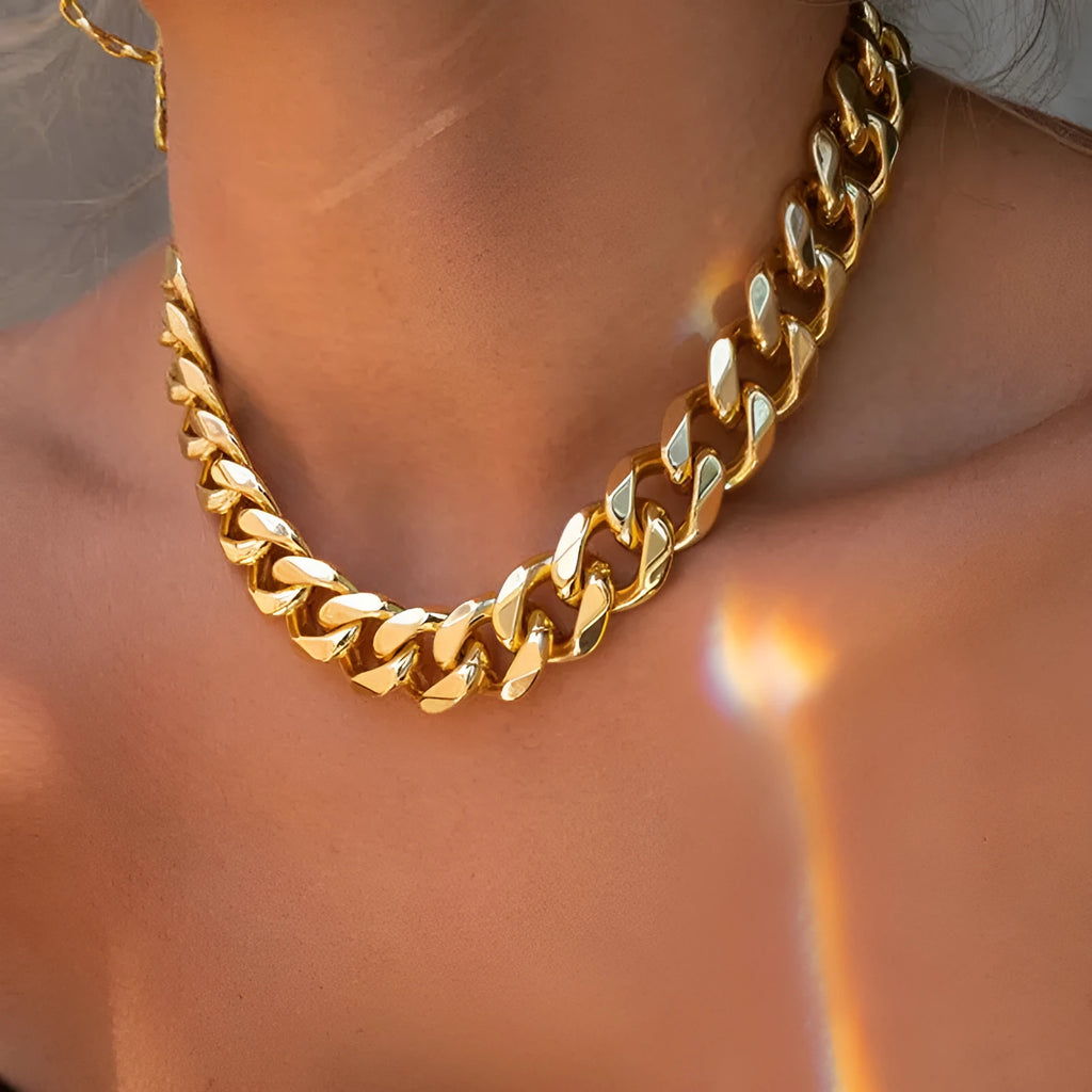 Women's gold thick chain necklace with 32cm length and 6cm pendant drop