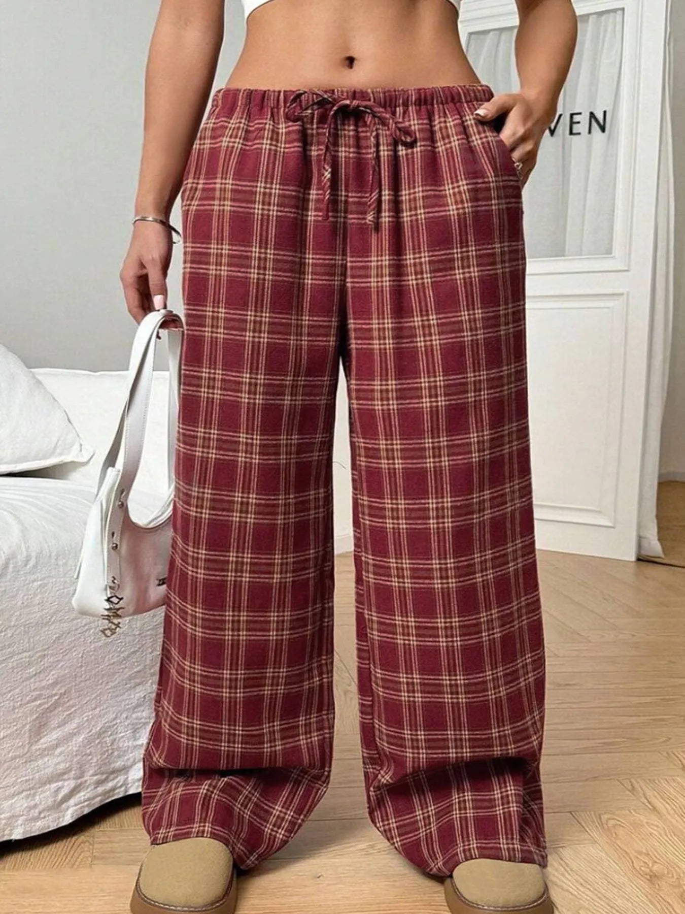 Women's plaid casual trousers with elastic drawstring waist and side pockets in blue colour