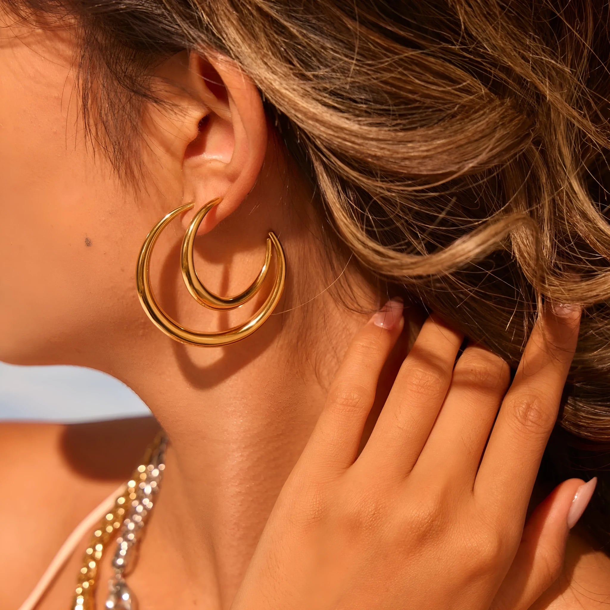 Women's stainless steel hoop earrings with 18K PVD gold plating in geometric round design