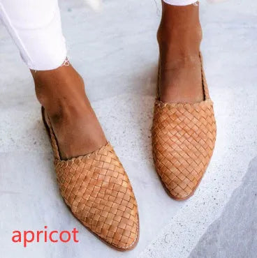 Baotou flat sandals with pointed toes and buckle fastening in various colours