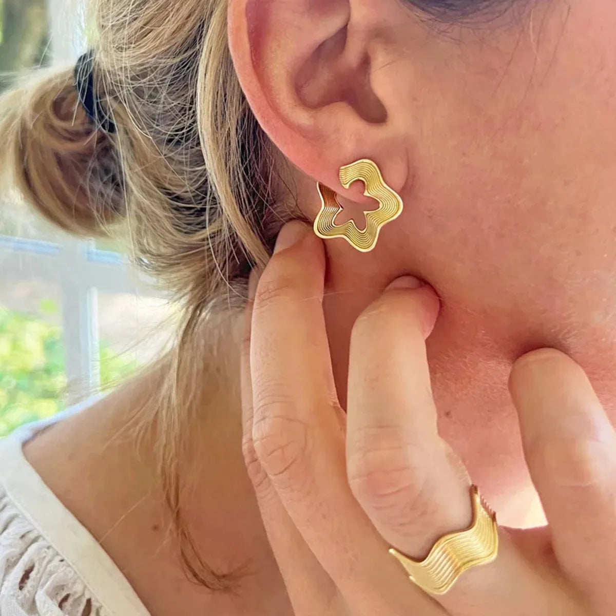 Stainless steel geometric wave ring with electroplated finish in gold or silver tone