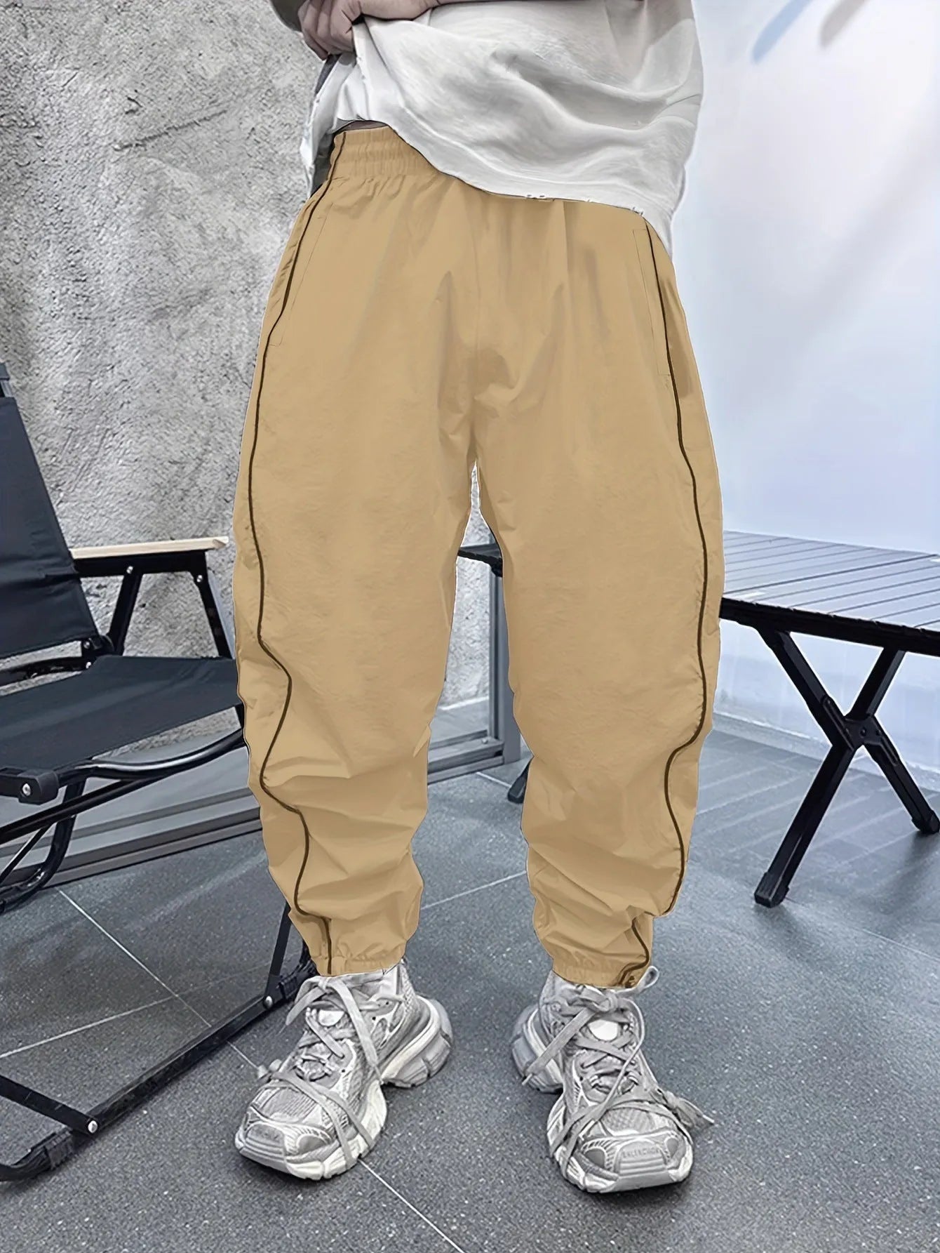 Men's loose fit cropped sports trousers in bamboo fibre, shown in Army Green colour.