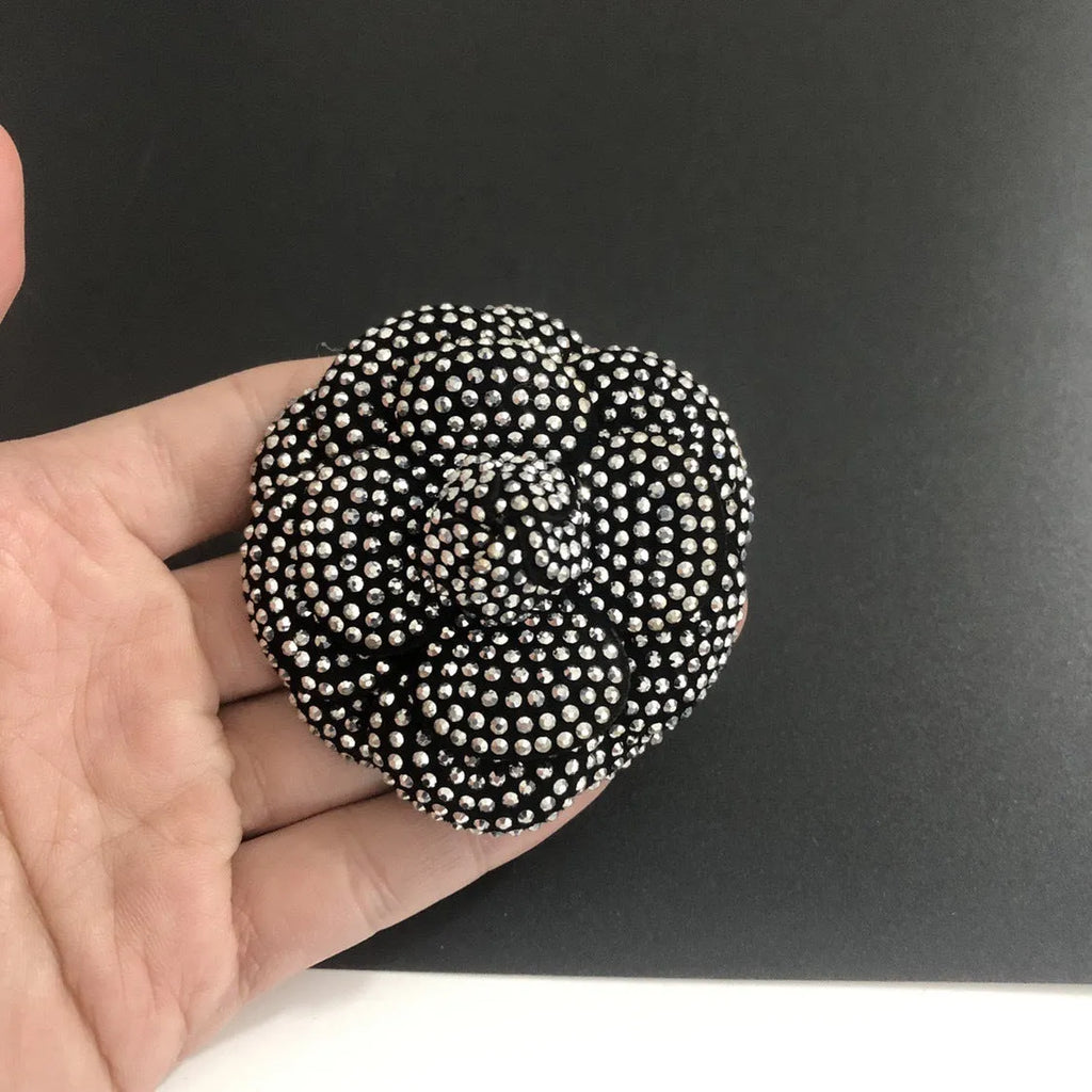 Genuine leather shoe brooch with crystals and eight-point star design in eight colour options