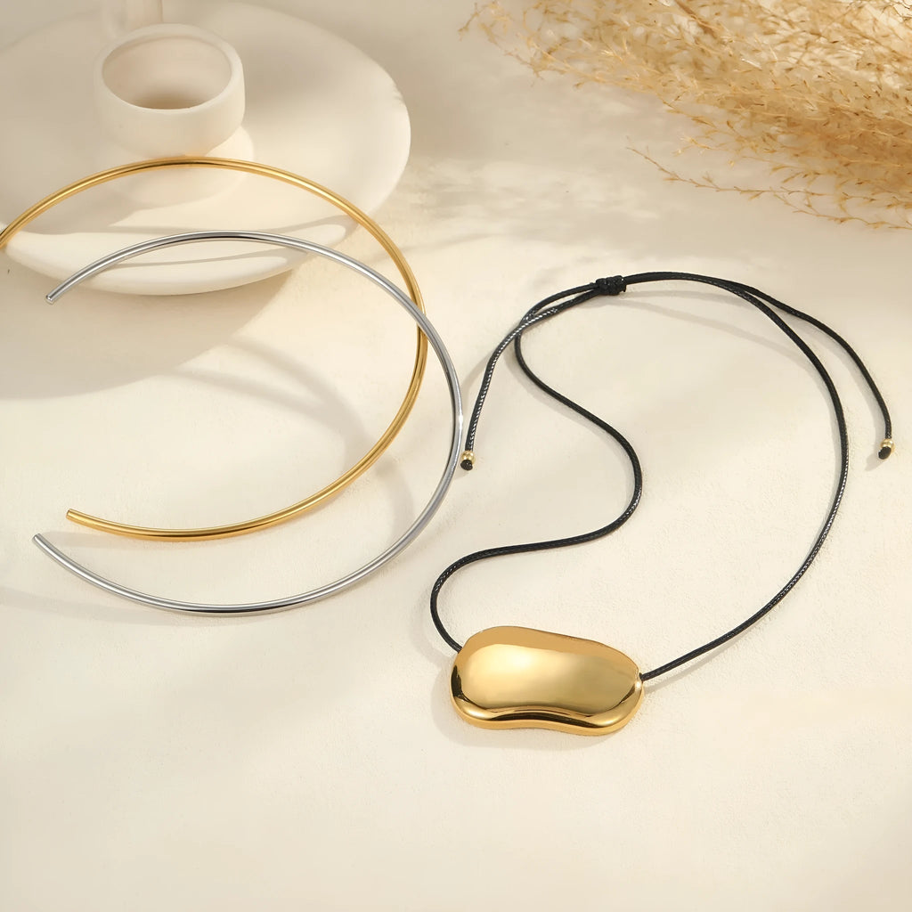 Titanium steel geometric necklace and collar set with adjustable perimeter on display