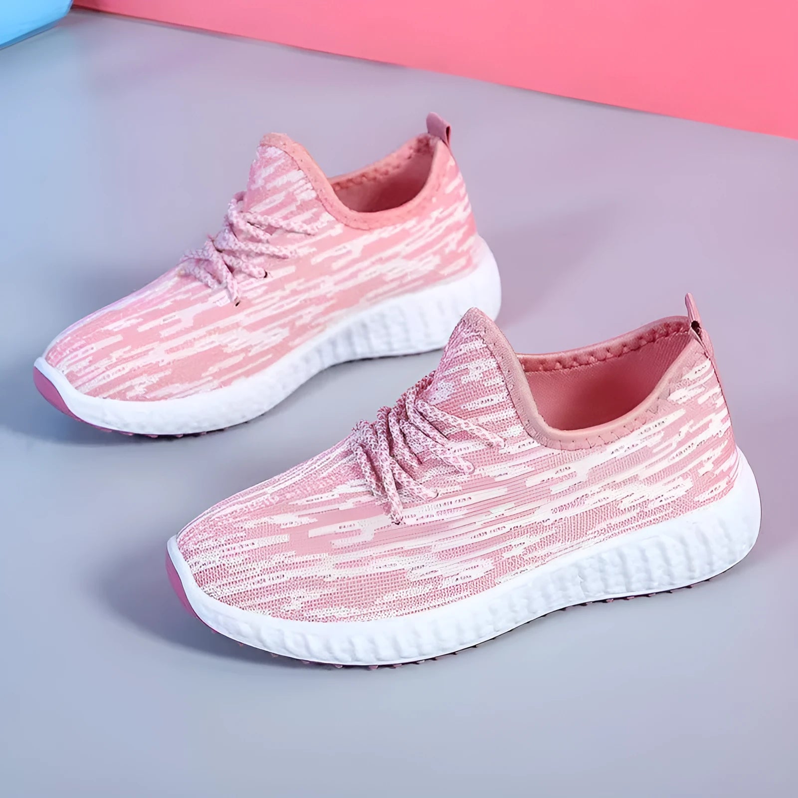 Quick-drying breathable striped sports shoes with composite sole and pointed toe, available in multiple colours.
