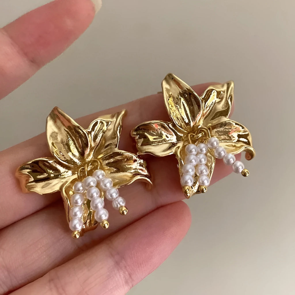 Golden H1795 pearl flower earrings with metal floral design and Seiko gold plating