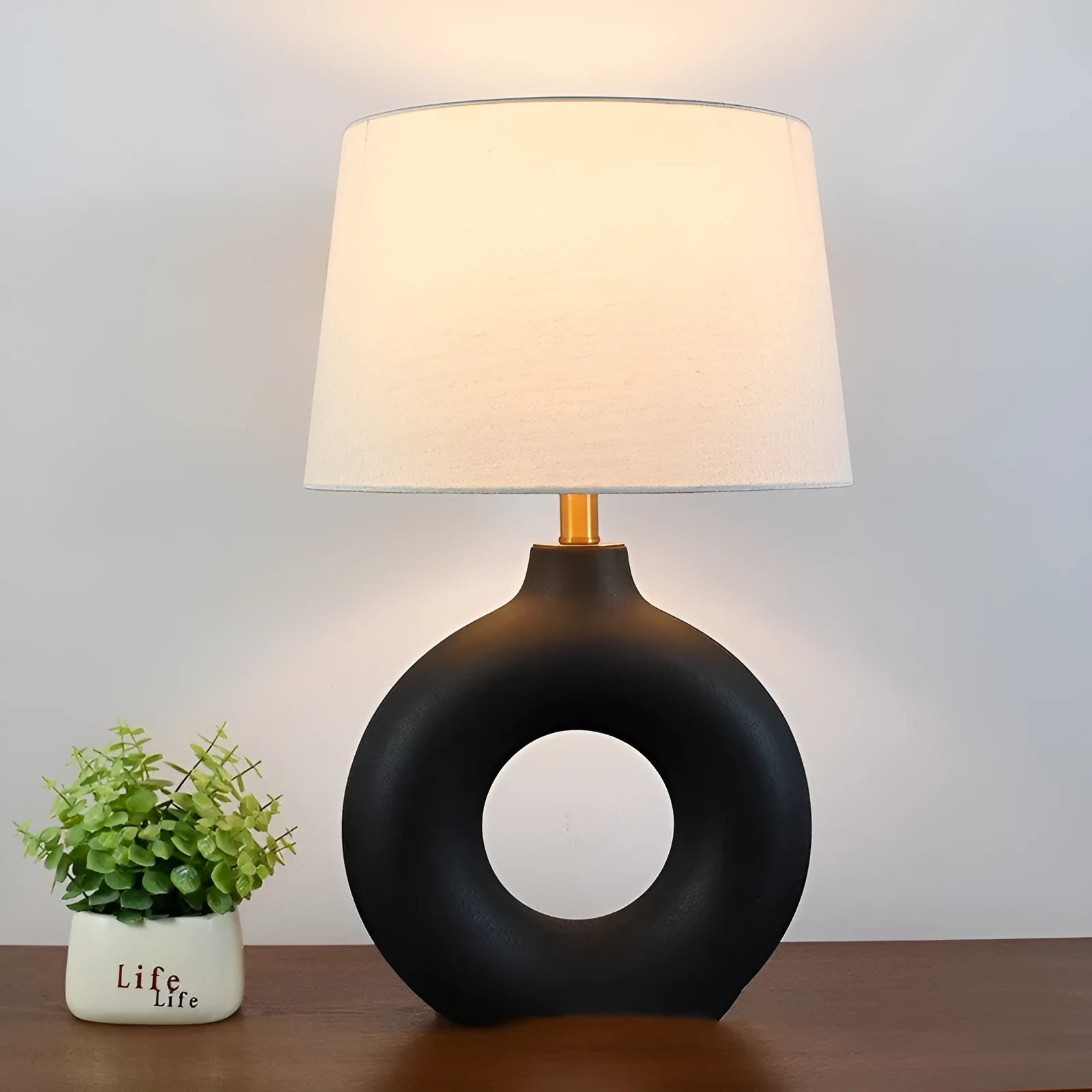 Japanese style white ceramic Feng pottery pot desk lamp with button switch on table