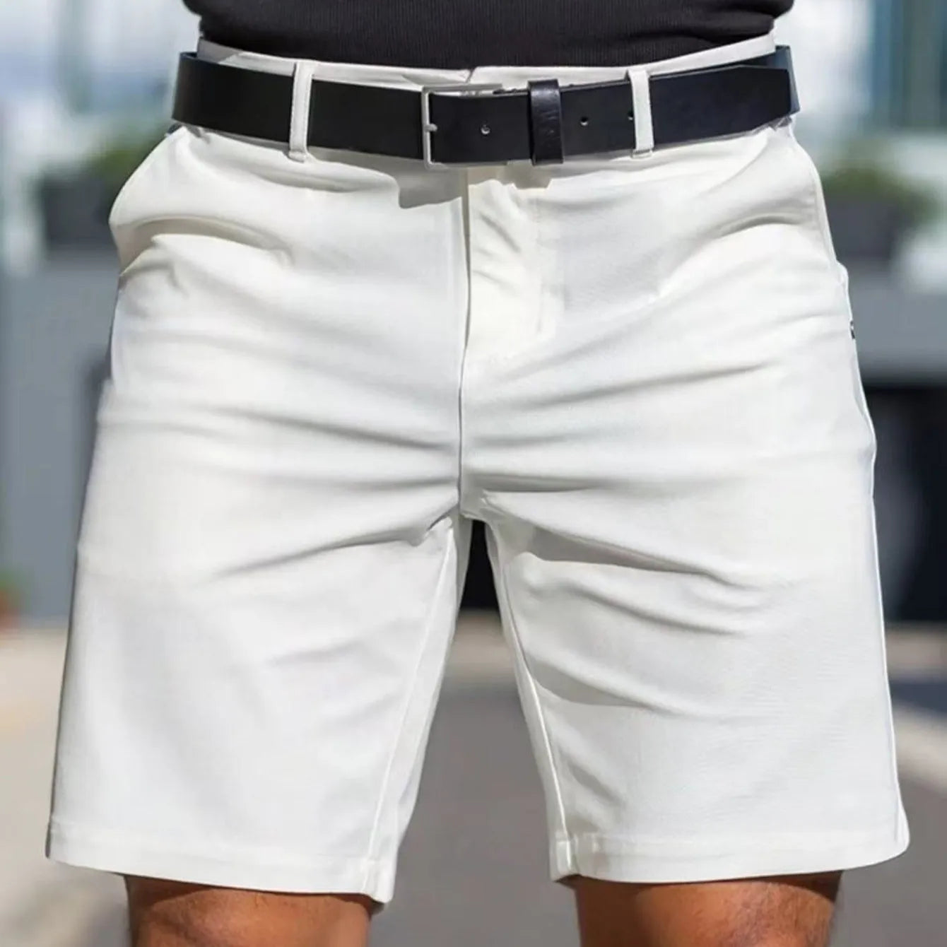 Men's solid colour fifth pants shorts with straight leg design in polyester fabric