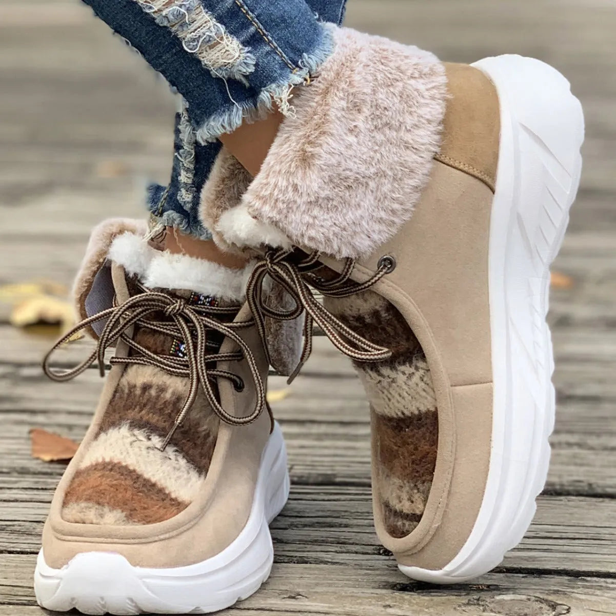 Women's lace-up snow boots in beige with artificial fur lining and platform sole