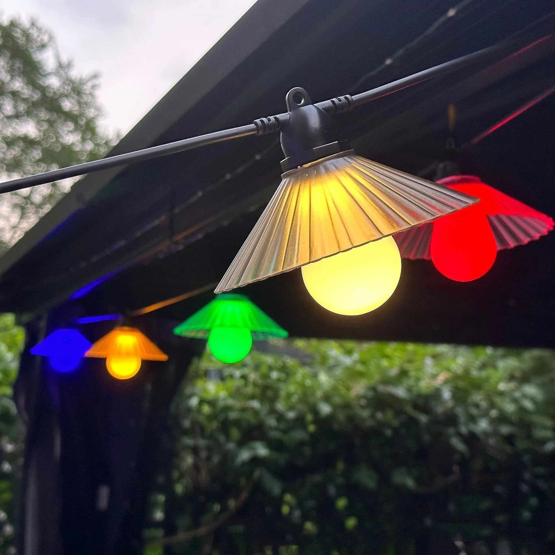 Flower-shaped LED globe string lights for outdoor courtyard and camping decoration.