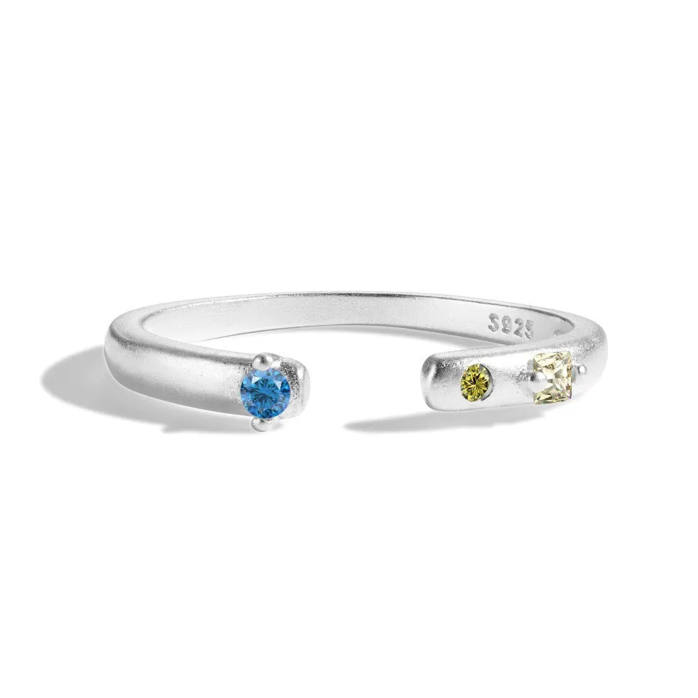 Silver S925 sterling silver geometric ring with round oval and quadrangle shapes on finger