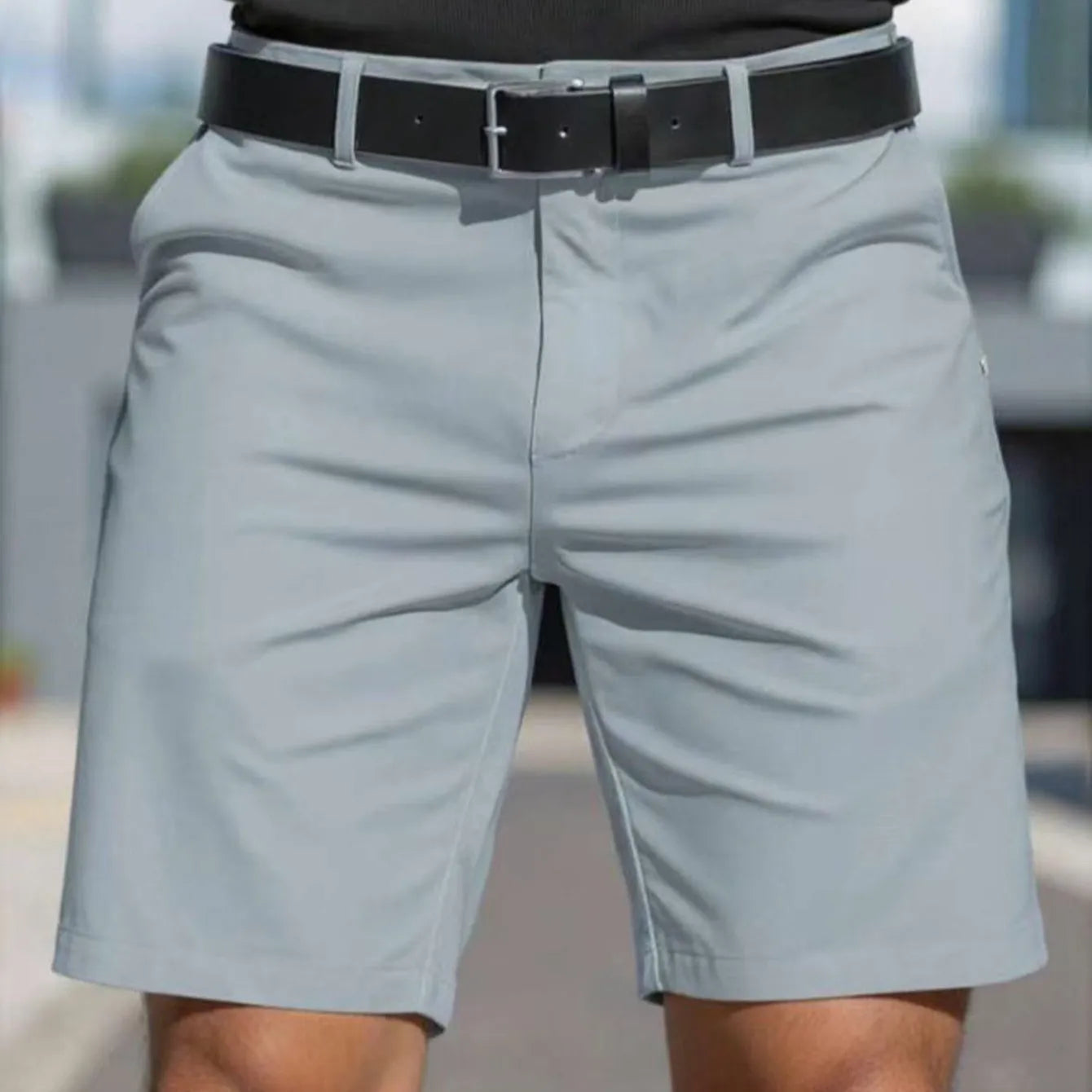 Men's solid colour fifth pants shorts with straight leg design in polyester fabric