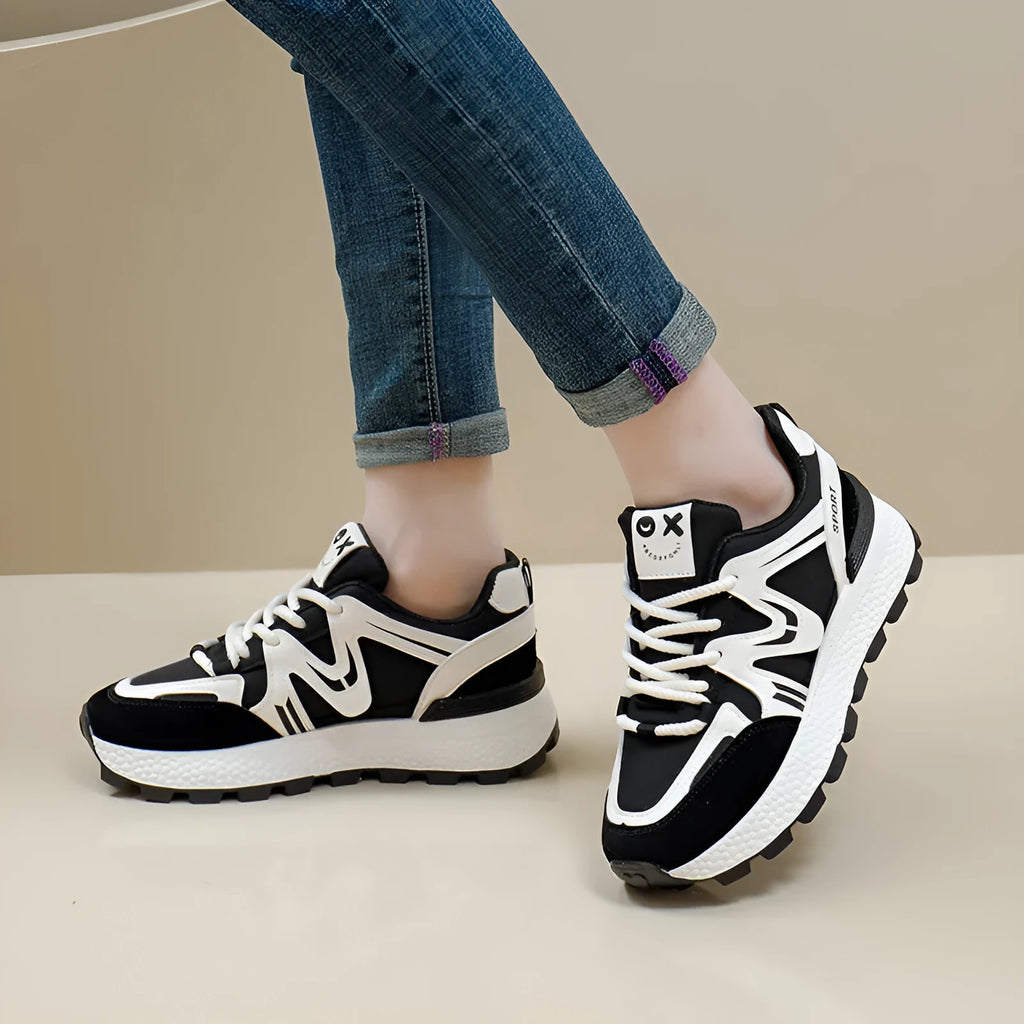 Women's black platform sports casual shoes with lace-up front and round toe.