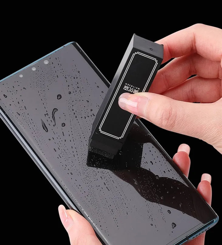 Black pack of 40 disposable screen cleaner wipes for mobile phones and tablets