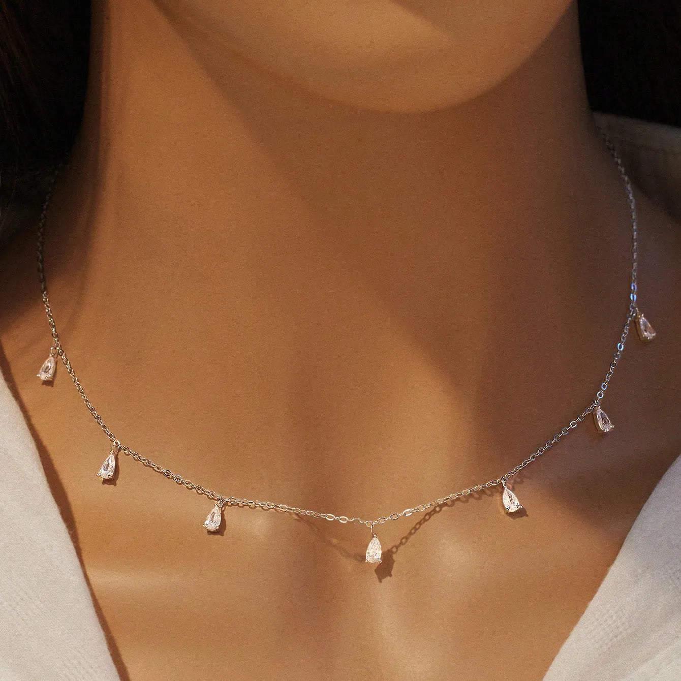 925 silver drop-shaped artificial zircon pendant necklace with an O-shaped chain on a model, showing the adjustable length.