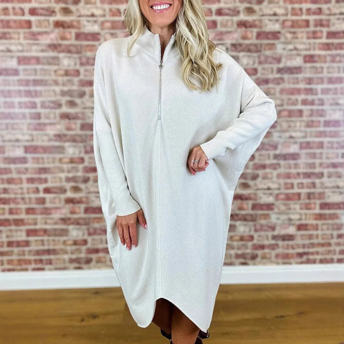 Women's solid colour loose knitted dress with raglan sleeves and a front zip detail