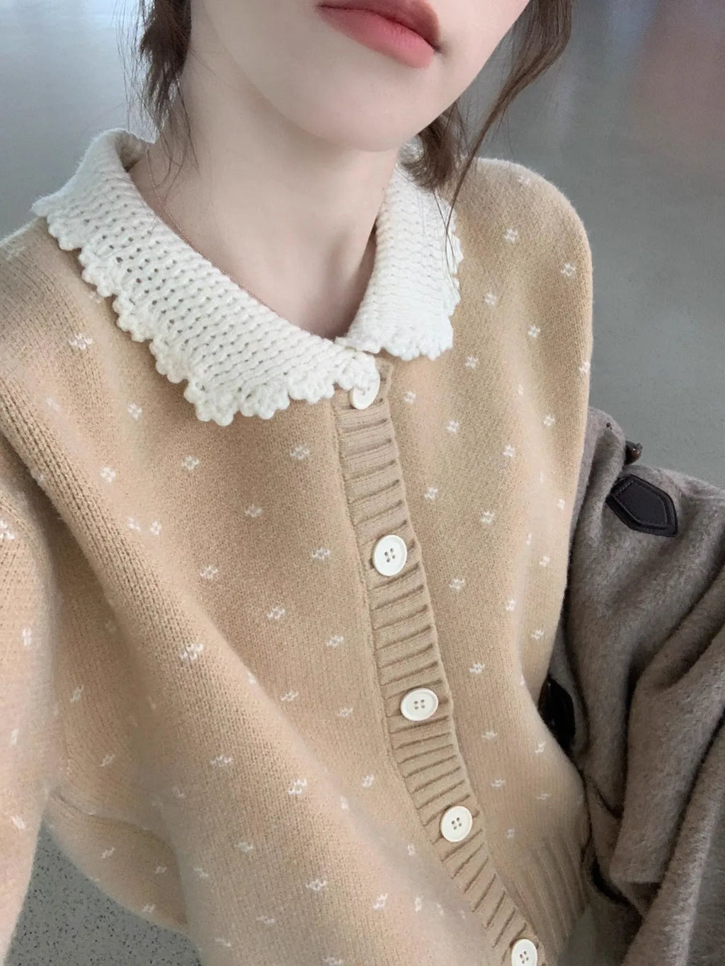 Retro floral patterned knitted cardigan coat with a Peter Pan collar and button front.
