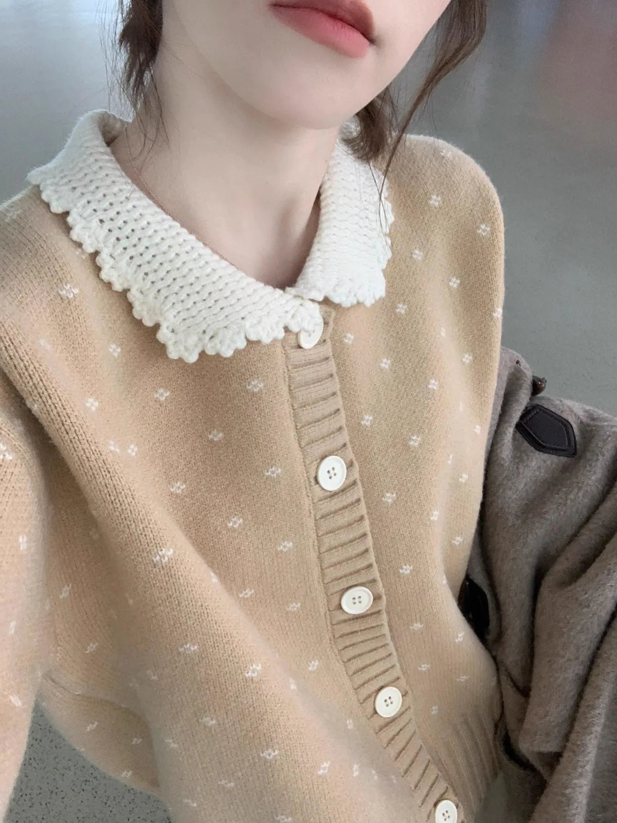Retro floral patterned knitted cardigan coat with a Peter Pan collar and button front.