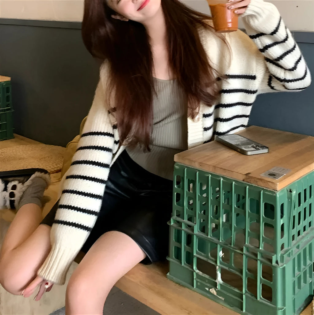 Women's button-front cardigan with 3D pattern and collar button detailing
