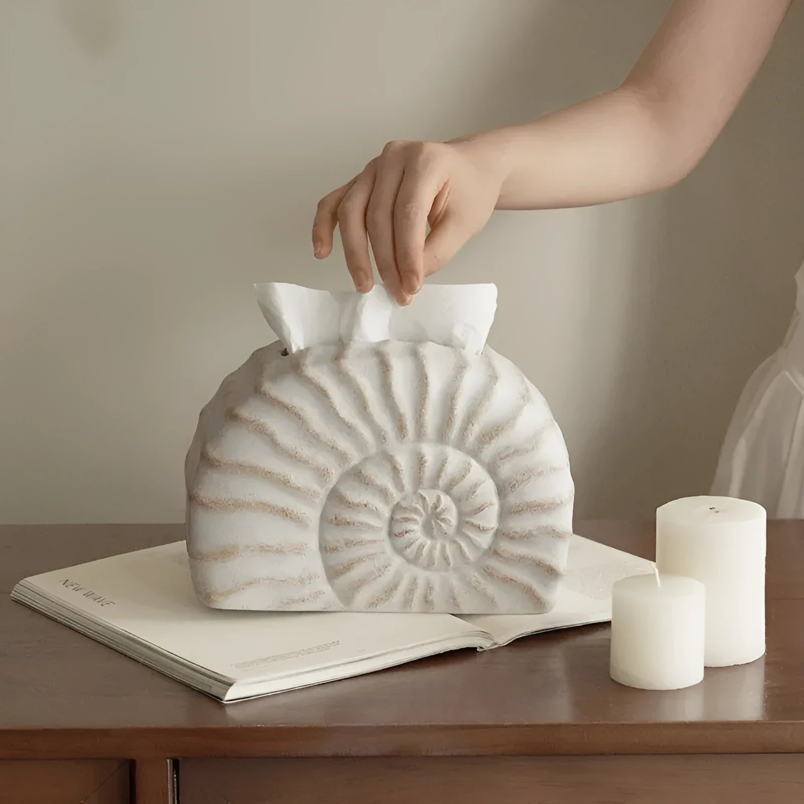 Conch ramble patterned resin tissue box with modern design